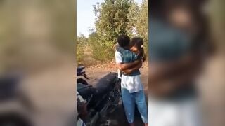 सड़क पर गर्लफ्रेंड को स्मूच का वीडियो