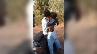 सड़क पर गर्लफ्रेंड को स्मूच का वीडियो