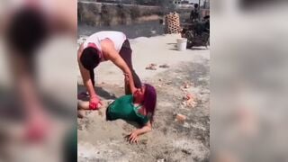 होली में लड़की की पैंटी उतार दी