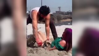 होली में लड़की की पैंटी उतार दी