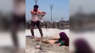 होली में लड़की की पैंटी उतार दी