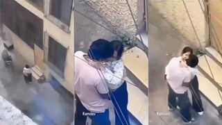 गली में सरेआम बॉयफ्रेंड गर्लफ्रेंड की चूमा चाटी